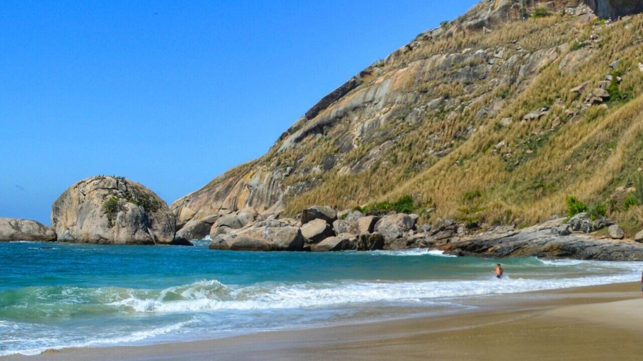 Conheça a praia proibida, o segredo mais bem guardado do RJ