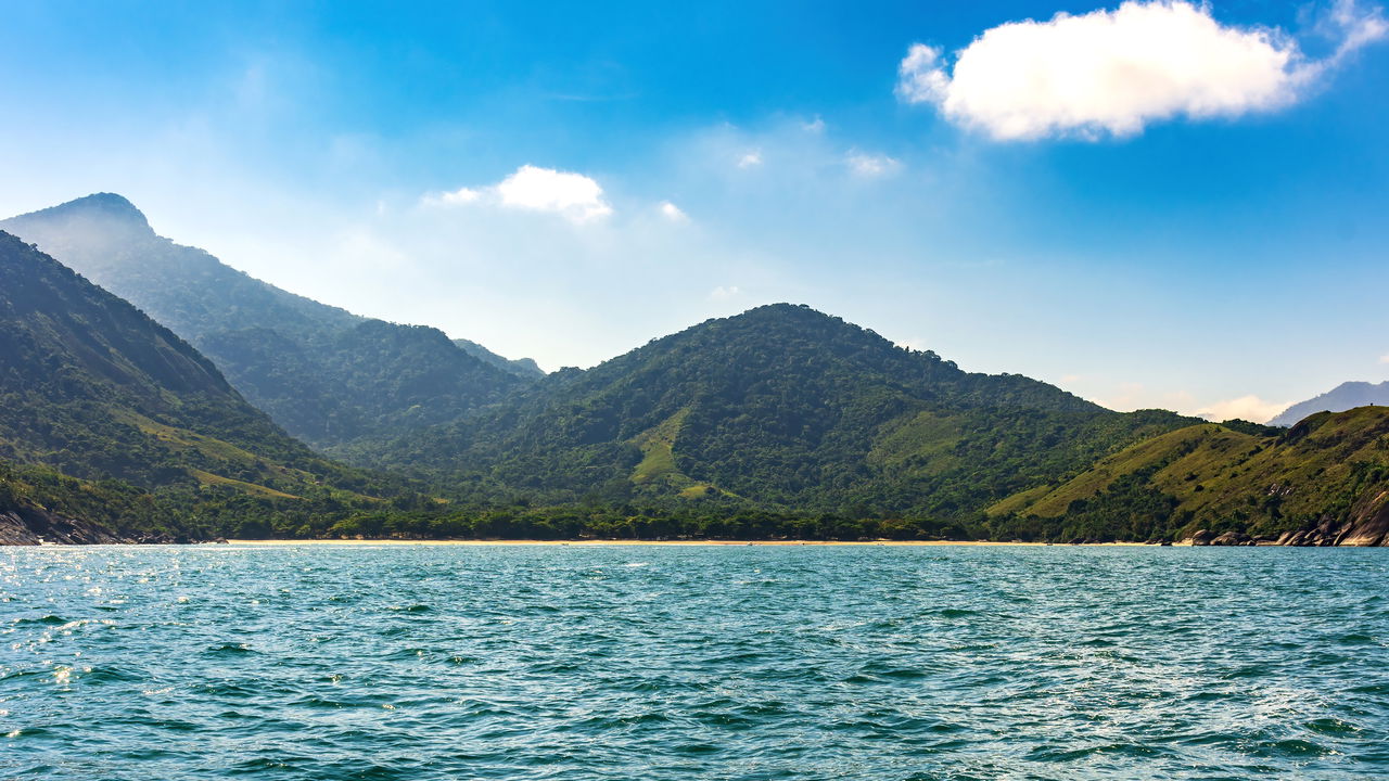 Poucos conhecem essas praias incríveis no litoral de São Paulo

O litoral norte de São Paulo é um destino popular para aqueles que buscam praias deslumbrantes e contato direto com a natureza. Entre as várias opções disponíveis, duas praias se destacam por sua beleza e preservação ambiental: a Praia da Fazenda, em Ubatuba, e a Praia do Bonete, em Ilhabela. Ambas foram reconhecidas por sua importância natural e oferecem experiências únicas para os visitantes.

Com fácil acesso a partir das grandes cidades como São Paulo e Rio de Janeiro, essas praias proporcionam um refúgio tranquilo e são ideais para quem deseja escapar da agitação urbana. Além disso, a rica biodiversidade e as paisagens exuberantes fazem dessas praias um destino imperdível para os amantes da natureza.

O que torna a Praia da Fazenda especial?

Localizada em Ubatuba, a Praia da Fazenda é uma joia natural situada entre São Paulo e Rio de Janeiro. Esta praia é famosa por sua extensão de três quilômetros de areia deserta, cercada por montanhas e florestas densas. A paisagem é complementada por um mar azul cristalino, ideal para a prática de surfe de longboard e passeios de caiaque, onde é possível avistar golfinhos e, ocasionalmente, baleias.

O acesso à Praia da Fazenda é relativamente simples. A partir do centro de Ubatuba, são cerca de 37 quilômetros por estrada asfaltada, seguidos por um curto trecho de terra e trilha. Para quem prefere transporte público, a linha de ônibus 17 - Picinguaba Vila é uma opção conveniente. O estacionamento é gratuito na Sede do Parque Estadual da Serra do Mar, que abriga a praia.

Como é a experiência na Praia do Bonete?

Considerada uma das mais belas praias de Ilhabela, a Praia do Bonete é conhecida por sua areia clara e mar agitado, cercada por montanhas imponentes. A praia oferece uma infraestrutura modesta, com opções de restaurantes, hospedagens simples e áreas para acampamento. O mirante local proporciona uma vista panorâmica deslumbrante, e uma pequena cachoeira oferece um refrescante banho natural.

O acesso à Praia do Bonete é uma aventura por si só. O trajeto inclui uma caminhada de 15 quilômetros pela Mata Atlântica, passando por cachoeiras e sob a sombra de árvores nativas. Para aqueles que preferem uma alternativa mais rápida, o flexiboat é uma opção, partindo da Praia do Perequê e da Praia da Vila. A viagem de barco leva cerca de uma hora e pode ser emocionante devido às ondas fortes.

Quais são as dicas para visitar essas praias?

Ao planejar uma visita à Praia da Fazenda ou à Praia do Bonete, é importante estar preparado para as condições locais. Levar repelente é essencial, especialmente na Praia do Bonete, devido à presença de borrachudos. Além disso, é aconselhável verificar as condições do mar antes de optar pelo trajeto de flexiboat, já que o mar aberto pode ser desafiador.

Ambas as praias oferecem uma experiência única de contato com a natureza, sendo ideais para quem busca tranquilidade e beleza natural. Com suas paisagens intocadas e biodiversidade rica, a Praia da Fazenda e a Praia do Bonete são destinos que certamente deixarão memórias inesquecíveis.

Informações do artigo