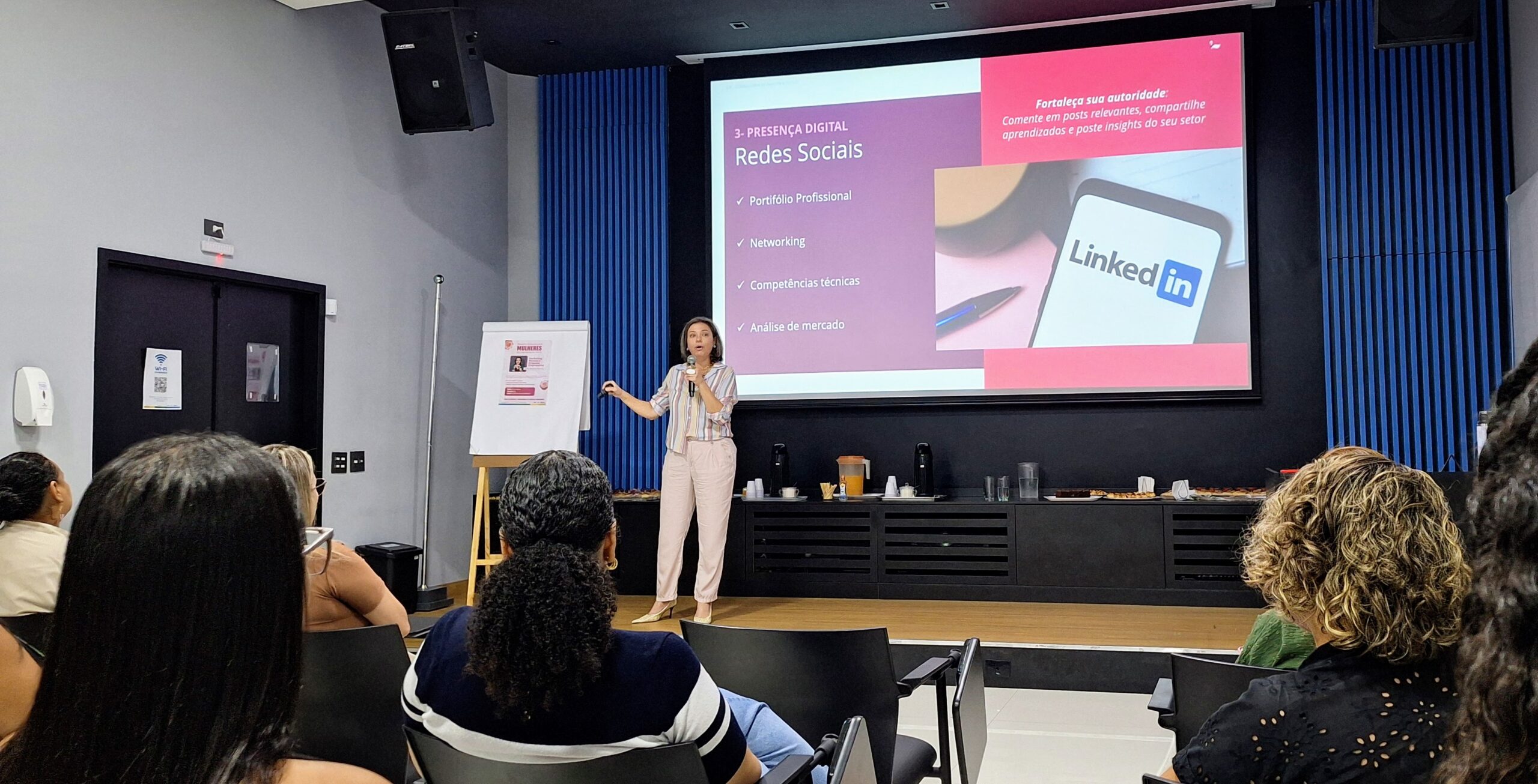 Renata Barros - Palestra: Marketing Pessoal e Etiqueta Profissional 