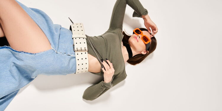 Saia jeans com fenda, como combinar e criar looks incríveis