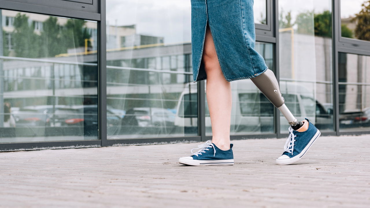 Saia jeans com fenda, como combinar e criar looks incríveis