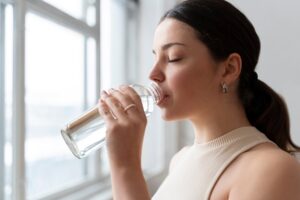 Beber água pode prevenir doenças! Imagem: FreePik