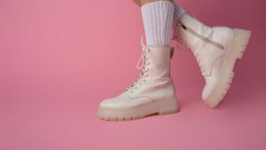 A nova moda do inverno, saiba como estilizar botas de cano alto