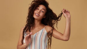 Visual curto e ondulado domina a beleza feminina neste ano