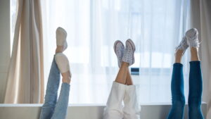 Adeus, salto alto? Sapatilhas dominam a moda em 2025