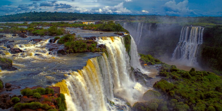 Cataratas do Iguaçu surpreendem com vazão maior que o normal