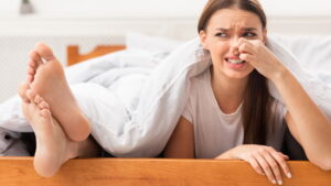 Cheiro nos pés? Conheça as causas e como resolver o problema