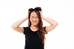 Coceira na cabeça: descubra possíveis causas. Imagem: FreePik