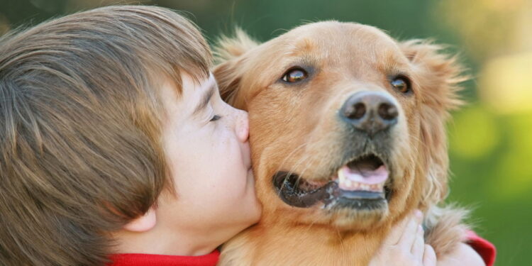 Criar seu filho com um pet pode mudar tudo sem você perceber