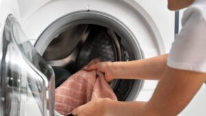 economizar água lavando roupa na máquina