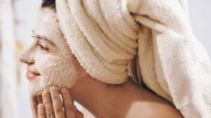 Esfoliação sem erros, dicas para um rosto iluminado e liso