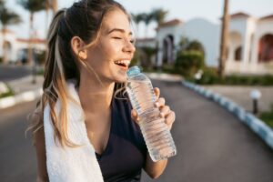 Exercícios físicos no calor: hidrate-se bem! Imagem: FreePik
