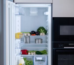 Quais alimentos não devemos guardar na geladeira? Imagem: FreePik