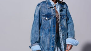 Transforme seu look com a jaqueta jeans, dicas e tendências