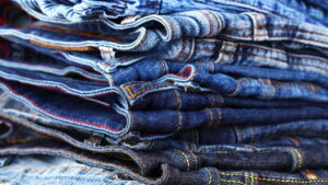 Esse modelo de jeans vai fazer você jogar fora tudo que tem