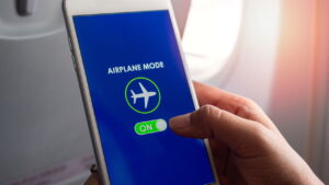 O que pode acontecer se você não ativar o modo avião durante o voo