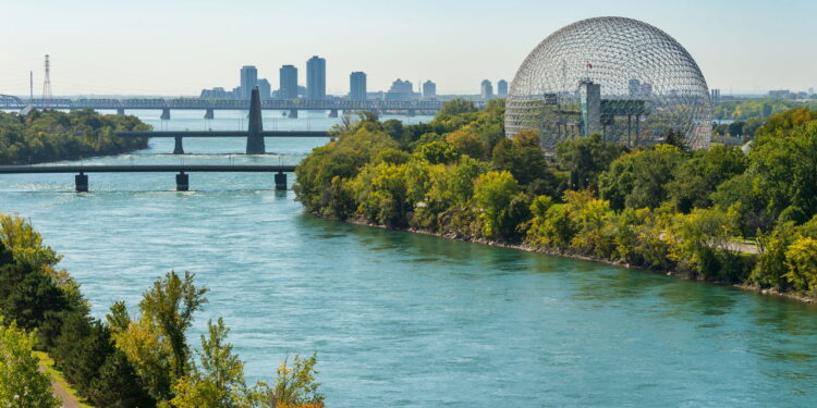 Custo de vida acessível e qualidade impecável fazem de Montreal um destino único. Veja por que tantos querem morar lá.