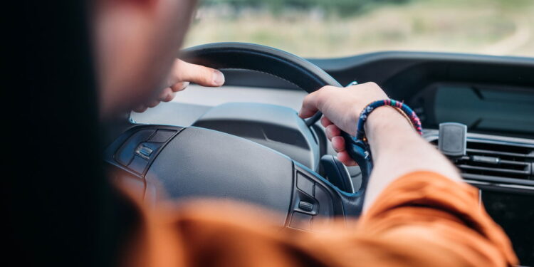 Motoristas cometem falha grave ao dirigir e podem estar em perigo