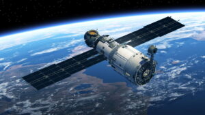 Tempestades solares aceleram quedas de satélites Starlink em 2025
