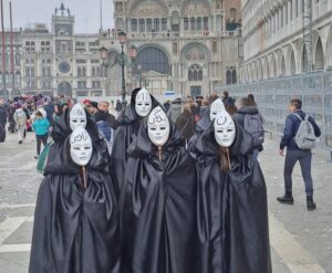 Carnaval de Veneza: Por que brasileiros ficam impactados com a festa italiana?