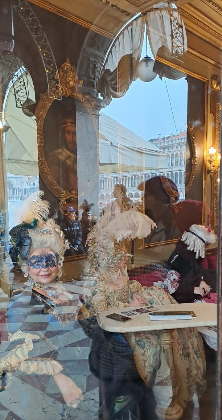 Cafés de Veneza ficam repletos de fantasiados durante o Carnaval - Foto: Paty Moraes Nobre/Arquivo Pessoal