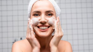 Você tá lavando o rosto errado? Dermatologistas explicam o erro mais comum