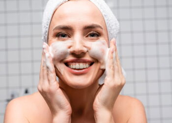 Você tá lavando o rosto errado? Dermatologistas explicam o erro mais comum