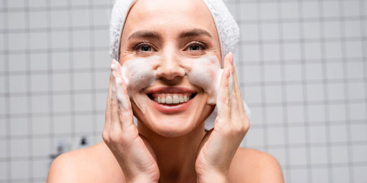 Você tá lavando o rosto errado? Dermatologistas explicam o erro mais comum