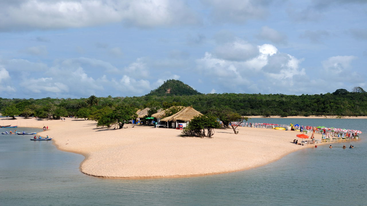 Areia branca, águas cristalinas e silêncio absoluto