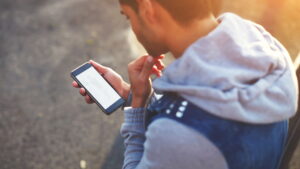 Seu celular pode estar espionado e você nem percebe. Saiba os sinais