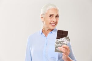Chocolate para idosos é bom? Imagem: FreePik