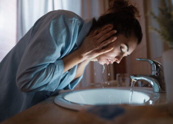 4 passos noturnos que transformam sua pele enquanto você dorme