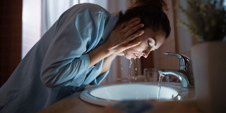 4 passos noturnos que transformam sua pele enquanto você dorme