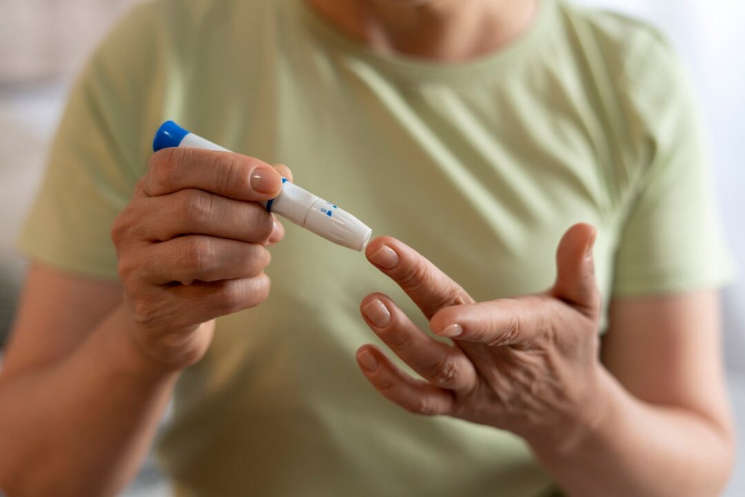 Especialistas explicam como essas condições impactam a saúde e dão dicas para prevenção e controle. Imagem: FreePik