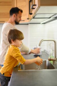 Tarefas de casa: todos podem colaborar. Imagem: FreePik