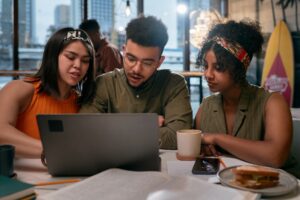 Geação Z: como se adaptar ao mercado de trabalho? Imagem: FreePik