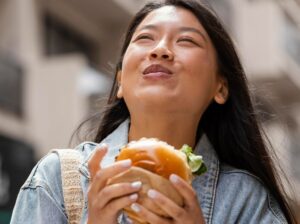 Cortar calorias ajuda mesmo a emagrecer? Imagem: FreePik