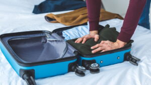 Prenda montar uma mala de viagem prática e estilosa com essas dicas infalíveis