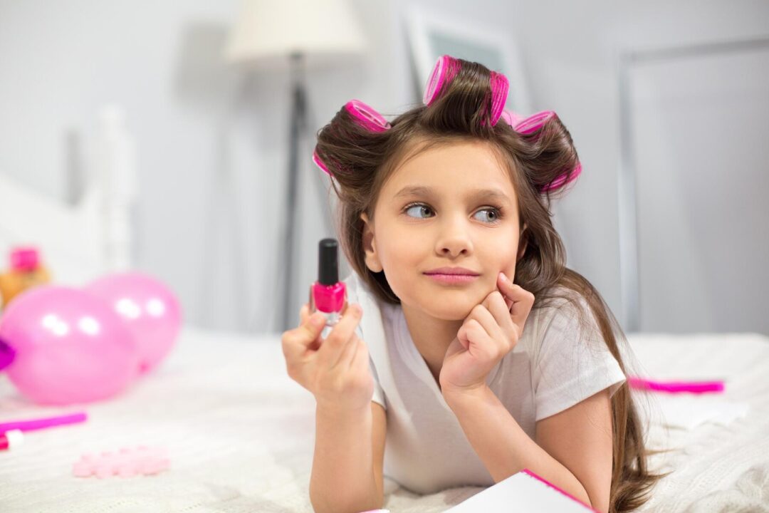 Psicóloga analisa o impacto do uso precoce da maquiagem; entenda. Imagem: FreePik