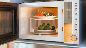 4 alimentos que você nunca deve colocar no micro-ondas