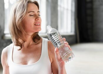 Mudanças hormonais e o esticamento da pele durante a gestação podem deixar marcas! Imagem: FreePik