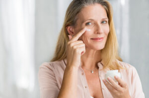 Slow-aging e longevidade estão entre as principais trends de beleza de 2025. Créditos: Ridofranz l iStock