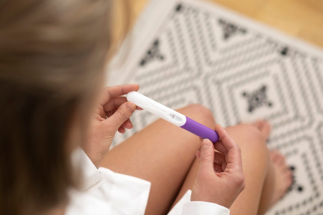 Mulheres tentantes podem se abalar psicologicamente. Imagem: FreePik
