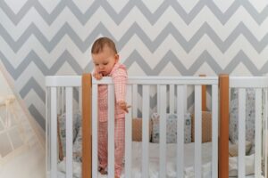 Será que é hora de trocar o berço pela cama? Imagem: FreePik