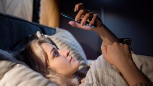 Uso de telas pode acarretar em insônia. Imagem: FreePik