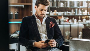 Como as redes sociais estão moldando as tendências de moda masculina em 2025