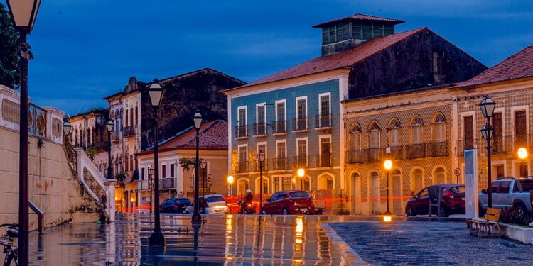 A rota de trem mais surpreendente do país está conquistando turistas