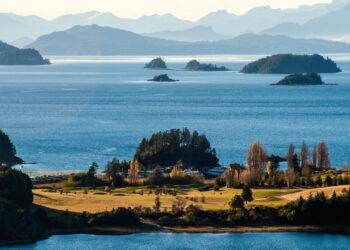A cidade que transforma inverno em magia e verão em aventura inesquecível