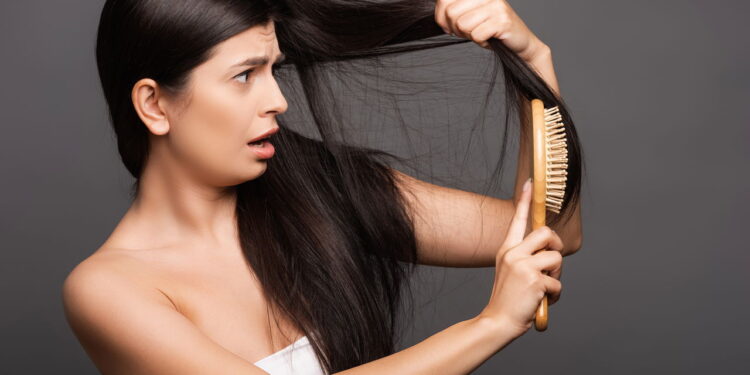 Cabelos quebradiços? Veja como recuperar com umectação