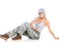Calça camuflada volta à moda com toque moderno